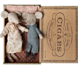 Grandma and grandpa mice in cigarbox Grandma and grandpa mice in cigarbox